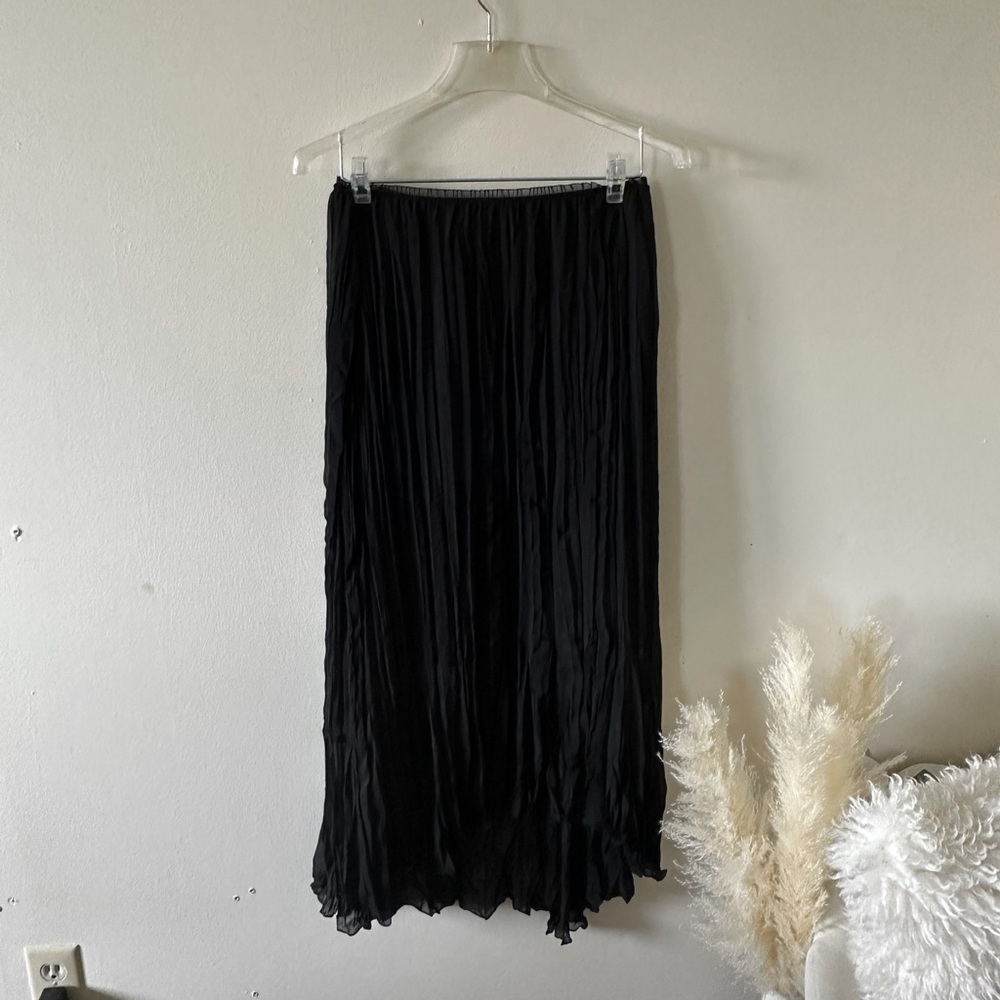 Chueva Sheer Pleated High-Low Midi Skirt in Black